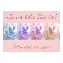 Jolis roses avec des invitations de gemmes