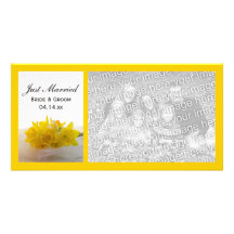 Jonquilles jaunes sur le carte photo marié de blan photocarte