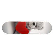Jouet d'ours de nounours tenant un coeur sur l'arr plateaux de skate