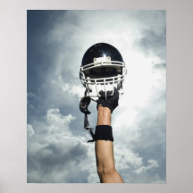 Joueur de football tenant le casque en air affiche