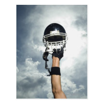Joueur de football tenant le casque en air cartes postales