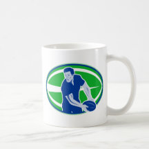 joueur de rugby passant la boule avant tasse à café