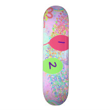 Joyeux anniversaire d'enfant deux années plateau de skateboard