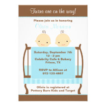 Jumeaux dans les invitations bleues de huche