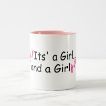 Jumelle son une fille et une fille tasse à café