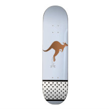 Kangourou mignon avec le bébé dans la poche plateau de planche à roulettes
