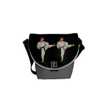 Karaté donnant un coup de pied le mini sac messeng sacoches