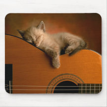 Kitty dormant sur la guitare Mousepad Tapis De Souris
