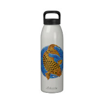 Koi d'or dans l'étang en verre bleu bouteille d'eau réutilisable