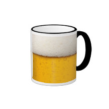 La bière bouillonne plan rapproché tasse