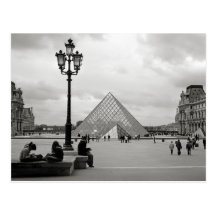 La carte postale en verre de pyramide de Louvre