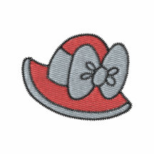 La chemise brodée par chapeau de la femme