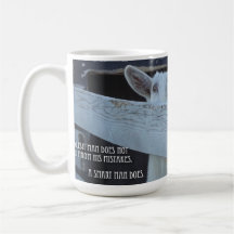 La chèvre confond la tasse