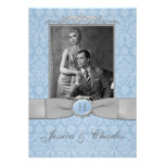 La damassé bleue et grise vintage met en rouleau l invitations personnalisables