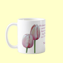La danse d'amour de travail chantent à des tulipes tasses