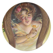 La femme grille la nouvelle année assiettes pour soirée