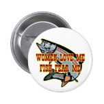 La femme m'aiment que les poissons me craignent badge avec épingle