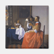 La fille avec le verre à vin aimants