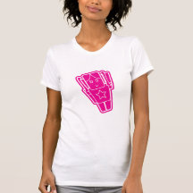 La fille pilote le magenta sur Tan T-shirts