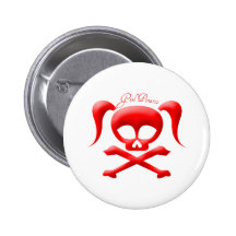 La fille pirate le bouton badges avec agrafe