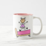 La fille sautant sur la tasse de lit