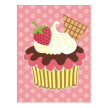 La fraise et a fouetté le petit gâteau crème carte postale
