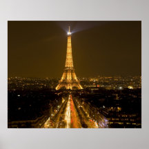 La France, Paris. Vue de nuit de Tour Eiffel Posters