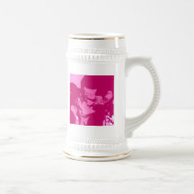 La jeune mariée et le marié de baiser de mariage tasse à café