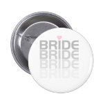 La jeune mariée grise se fanent badges publicitaires