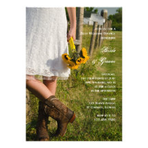 La jeune mariée initialise le brunch de mariage de cartons d'invitation