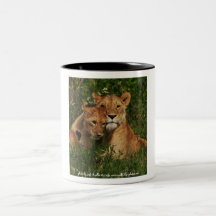 La lionne et le lion CUB attaquent Tasses