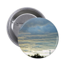 La lumière du soleil reflétée de l'océan allume le badge avec épingle