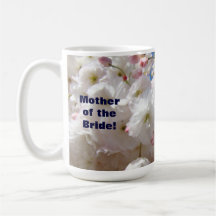 La mère de la jeune mariée attaque des fleurs de f mug à café