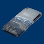 La neige a complété des montagnes coques case-mate