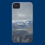 La neige a complété des montagnes coques case-mate