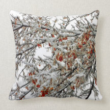 La neige a couvert l'oreiller d'arbres
