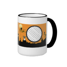 La nuit de Halloween dans l'orange chaud ajoutent  Tasse