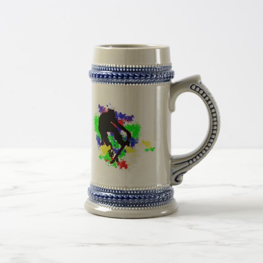 La peinture de graffiti éclabousse le patineur tasse à café
