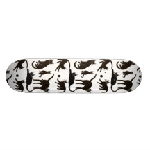 La planche à roulettes de chat noir