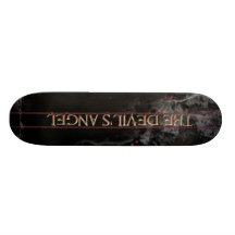 La planche à roulettes de l'ange du diable