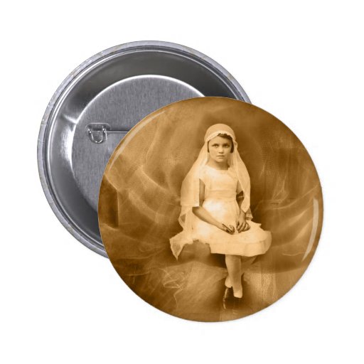 La première fille de communion de cru, robe, voile pin's