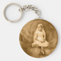 La première fille de communion de cru, robe, voile porte-clefs