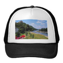 La rivière rouge Dordogne avec le café, fleurs de  Casquettes