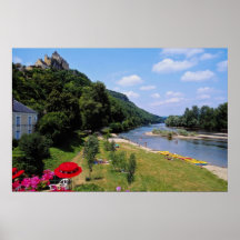 La rivière rouge Dordogne avec le café, fleurs de  Posters