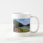 La rivière rouge Dordogne avec le café, fleurs de  Mug À Café