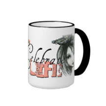La tasse de café célèbrent la vie