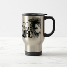 La tasse de voyage célèbrent la vie