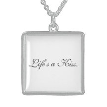 La vie est un baiser. Collier d'argent sterling