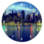 La ville allume l'horloge murale