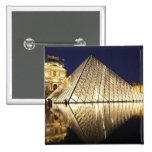La vue de nuit de la pyramide en verre de Musee du Badges Avec Agrafe